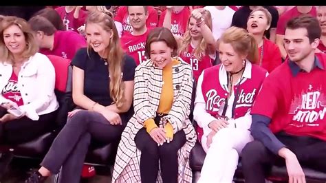 Houston Rockets Mascot Bent The Knee To Daenerys Targaryen .
